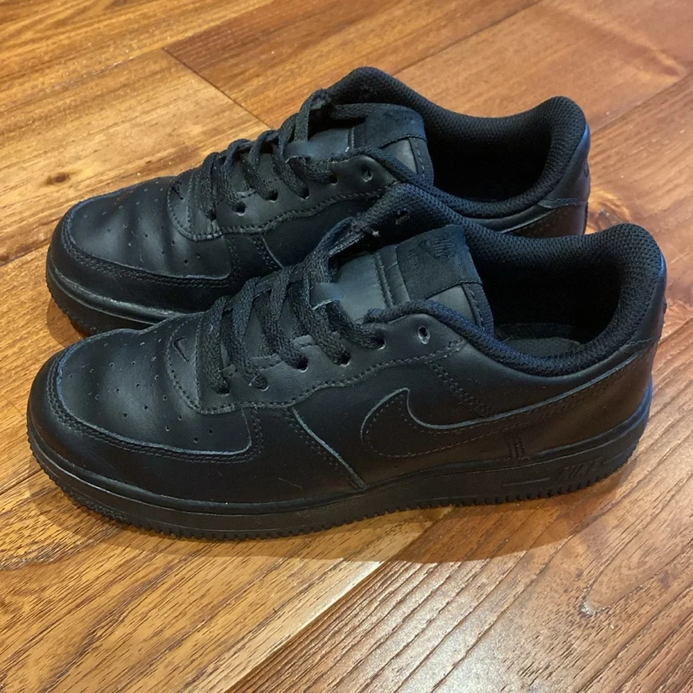 Kids Black Nike Sneakers - Picture 10 of 11